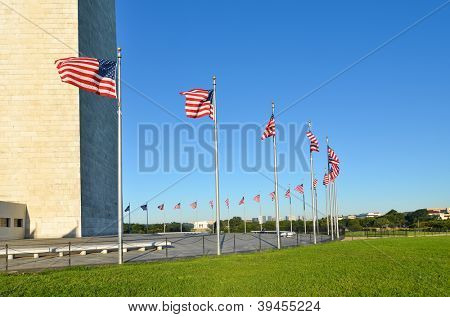 Washington Monument s mává Spojené státy vlajky na stožárech - Washington DC, Spojené státy