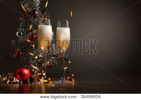 Due bicchieri di champagne pronte a portare nel nuovo anno
