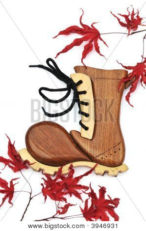 Rzeźbione Winter Boot i suche klonowe listowie