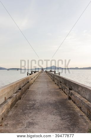 Stare betonowe molo w godzinach wieczornych, Yamu zatoka, Phuket, Tajlandia