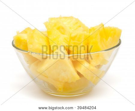 Ananas kousky v misce, izolované