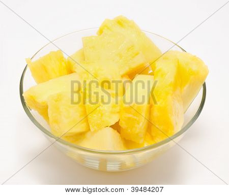 Ananas kousky v misce, izolované