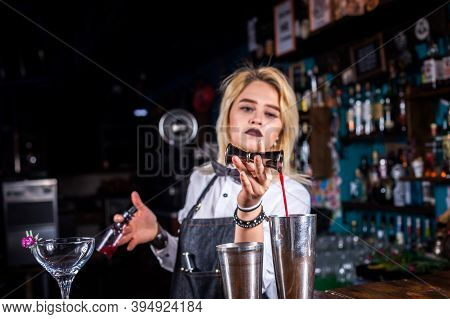 Charismatic Girl Mixologist Demonstrates The Process Of Making A Cocktail