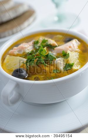 Solyanka com salmão em uma tigela branca