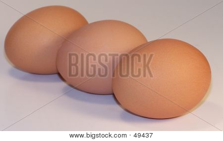 3 Hnědá vejce v řadě