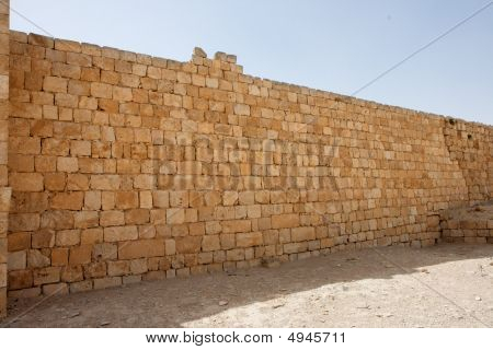 alte gelb Steinmauer