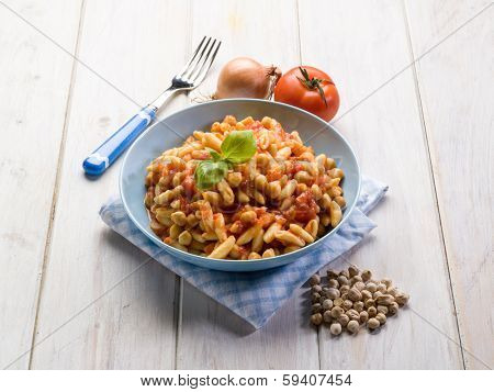 pasta cavatelli with chickpeas and tomatoes