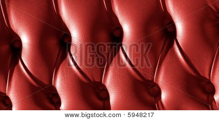 Modello in pelle rossa abbottonato