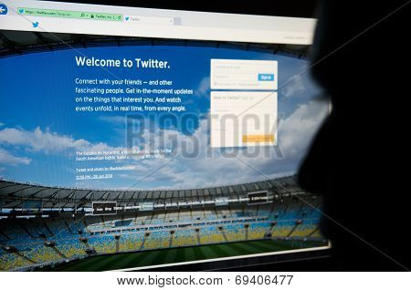 Face Looking At Twitter - Social Networking And Microblogging Site