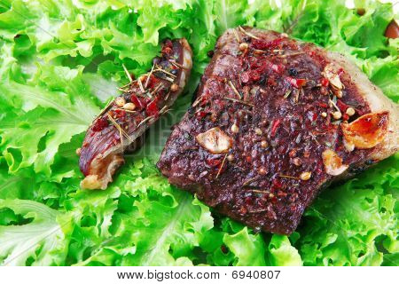 Bistecca servita con insalata cruda