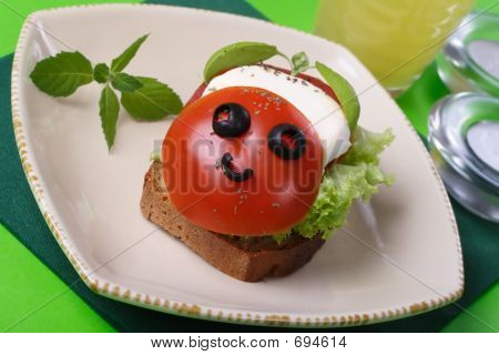 Kanapka z mozzarellą.