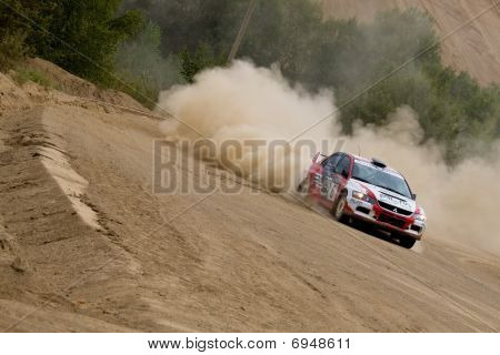 Rostov, Rússia - 27 de julho: Artem Troladov dirige um carro de Mitsubishi Lancer durante Rostov Velikiy Russi