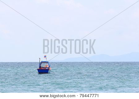 sea and boat