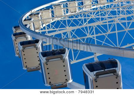 Grande ruota panoramica su sfondo blu cielo