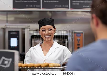 Joyeux boulanger jeune avec Baguettes