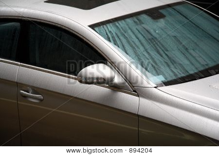 Coche de lujo mojado