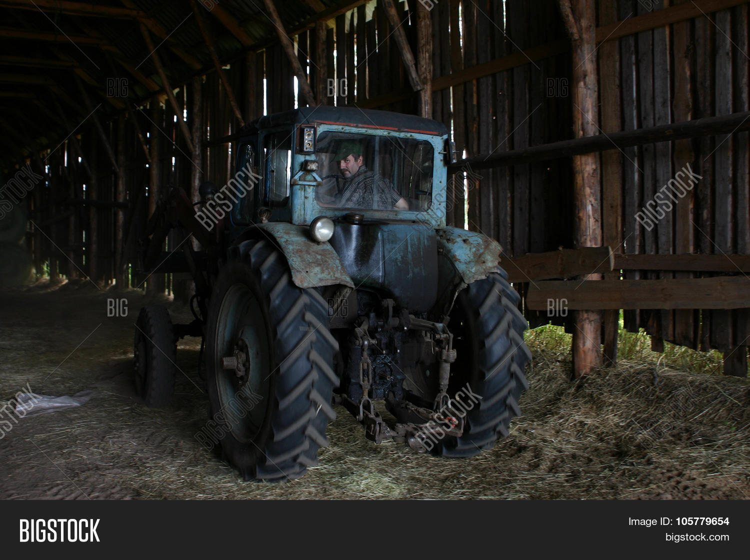 будни тракториста 2021. работа тракториста в карелии. колхозник на тракторе. работа тракториста в карелии. трактористы дрсу мтз 82.