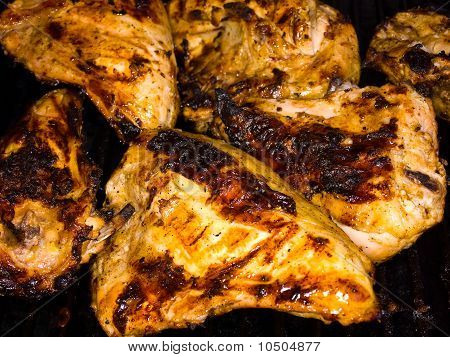 Čerstvé grilované kuřecí prsa na grilu