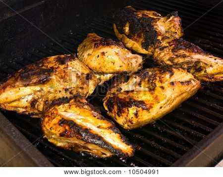 Čerstvé grilované kuřecí prsa na grilu