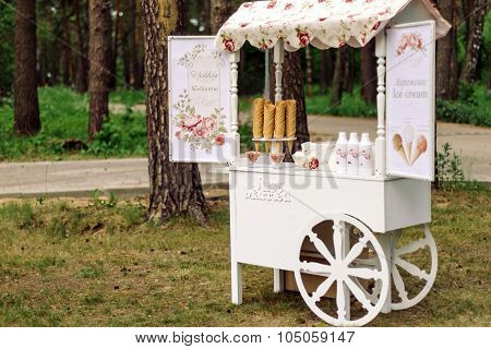 Wedding cart with ice cream