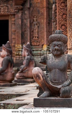 Stone sculputure sitting in front of temple