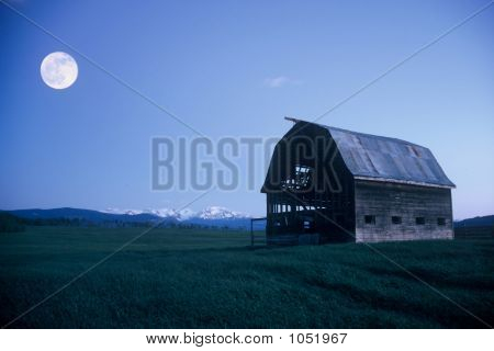 Alte Scheune unter Vollmond