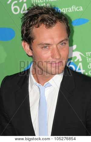 VENICE - AUGUST 30:Jude Law attends the Sleuth photocall during Day 2 of the 64th Annual Venice Film Festival on August 30, 2007 in Venice, Italy