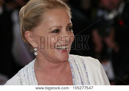CANNES, FRANCE - MAY 20: Actress Virna Lisi attends the 'Inglourious Basterds' Premiere at the Grand Theatre Lumiere during the 62nd Annual Cannes Film Festival on May 20, 2009 in Cannes, France