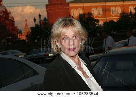MOSCOW - JUNE 25: Jeanne Moreau  arrives l the  27th Moscow International Film Festival on  June 25, 2005 in Moscow, Russia.
