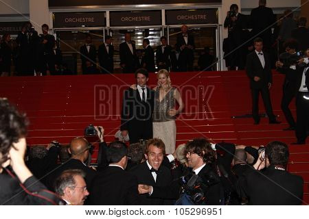CANNES, FRANCE - MAY 25: Kelly Rutherford and Matthew Settle attend the 'Cosmopolis' Premiere during the 65th Cannes Film Festival at Palais des Festivals on May 25, 2012 in Cannes, France