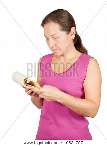 Zralá žena čte Notebook