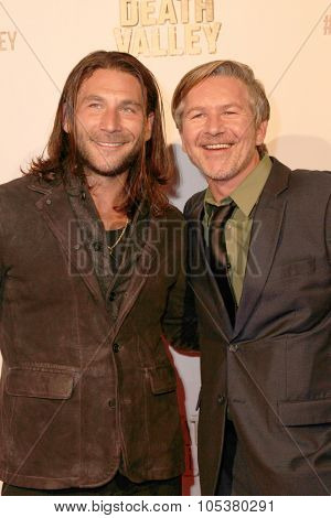 LOS ANGELES- OCT 17: Zach McGowan and Sean Cameron Michael arrive at the 