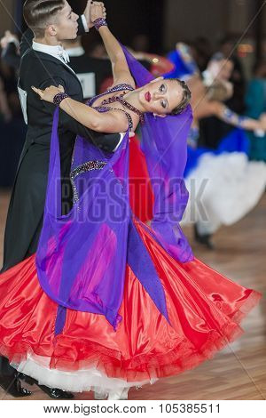 Minsk, Belarus-september 26, 2015: Danila Shmidt And Alina Gumenyuk Perform Juniors-2 Standard Progr