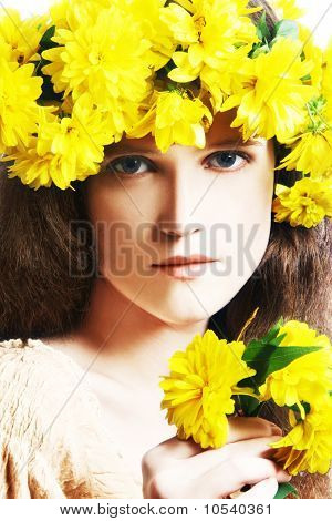 Mujer joven con corona de flores amarillas