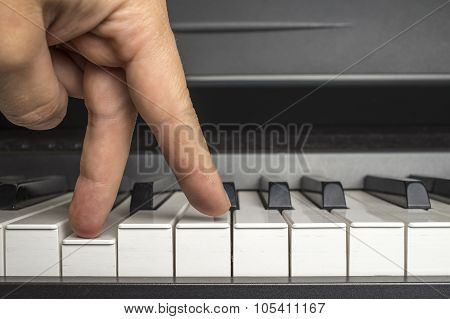 fingers click on the piano keys