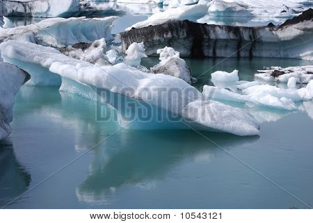 Buzul gölünde yüzer icebergs