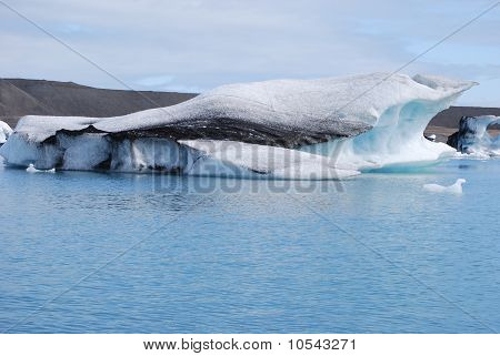 Buzul gölünde yüzer icebergs