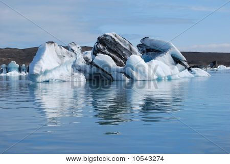 Buzul gölünde yüzer icebergs