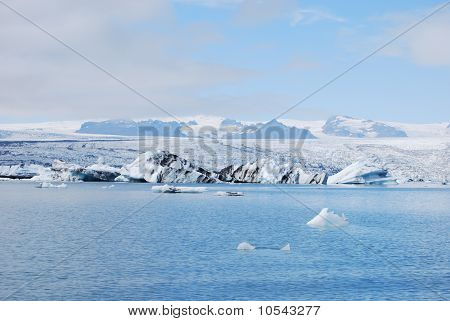 Buzul gölünde yüzer icebergs