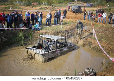 RUSSIA, PUSHKINO -?? 20 SEP, 2014: Sportsman is helping to driver to pull off-road vehicle at Rainforest Challenge Russia Autumn 2014 PRO-X.