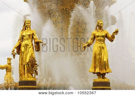 Sowjetische Brunnen der Freundschaft von Menschen. Statuen der usbekischen und georgische Frauen zuschneiden.