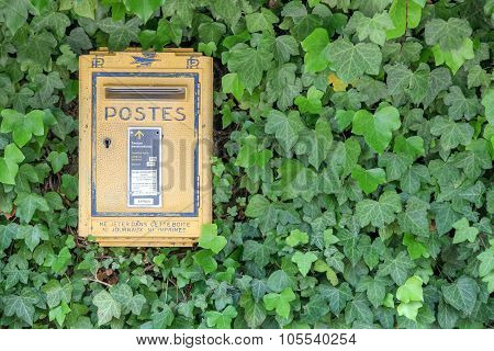 Old yellow french letterbox