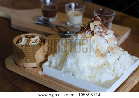 Ice Frappe With Milk Flavored And Almond(chui Hoah-bing)