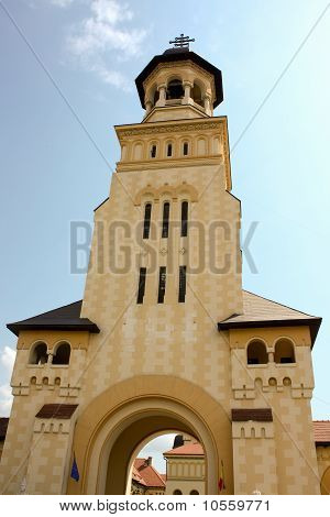 Puerta con la campana de la torre