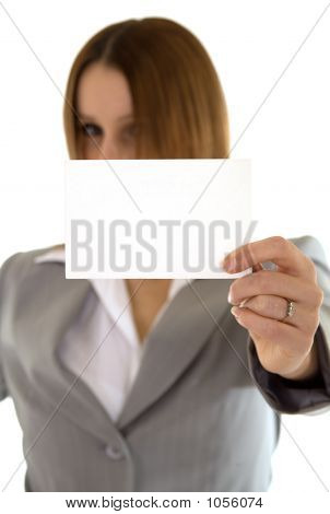 여 자가 카드를 들고
