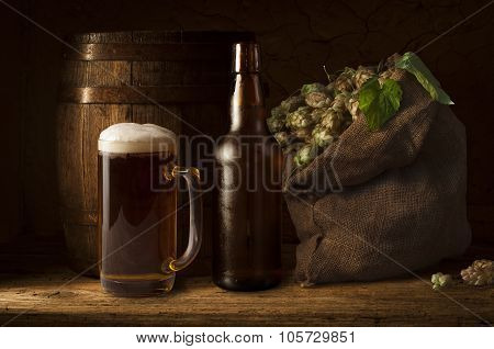 Still Life with a keg of beer and draft beer by the glass.