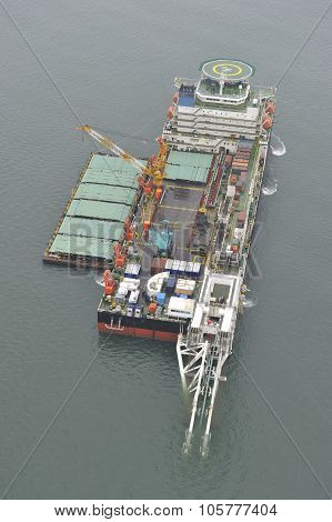The pipelaying barge