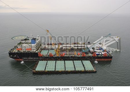 The pipelaying barge
