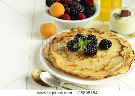 ?repes, fresh berries and honey