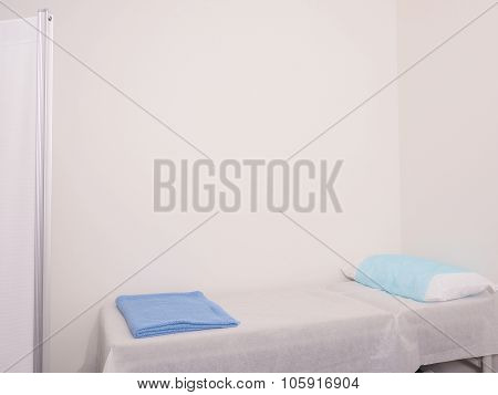 First aid bed and privacy screen